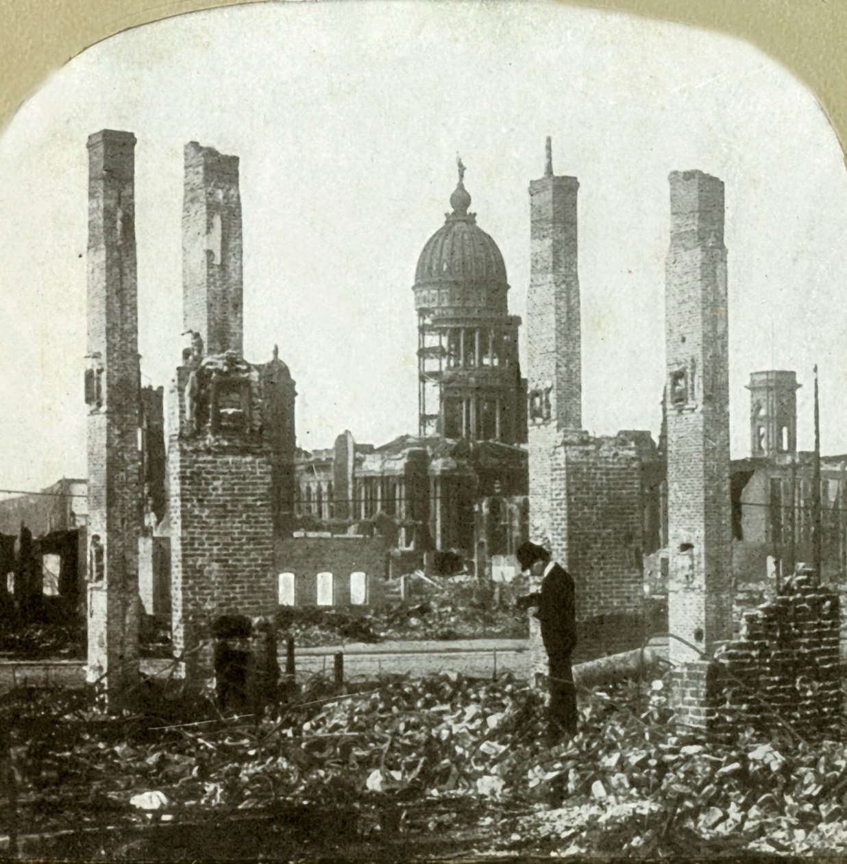 Hôtel de ville - Photographe au premier plan - Hautes cheminées en briques à gauche - Unbekannt