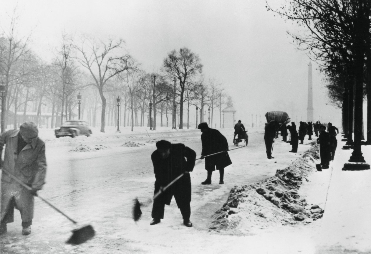 Déneigement sur les Champs-Élysées, Paris occupé par les Allemands, hiver - Unbekannt