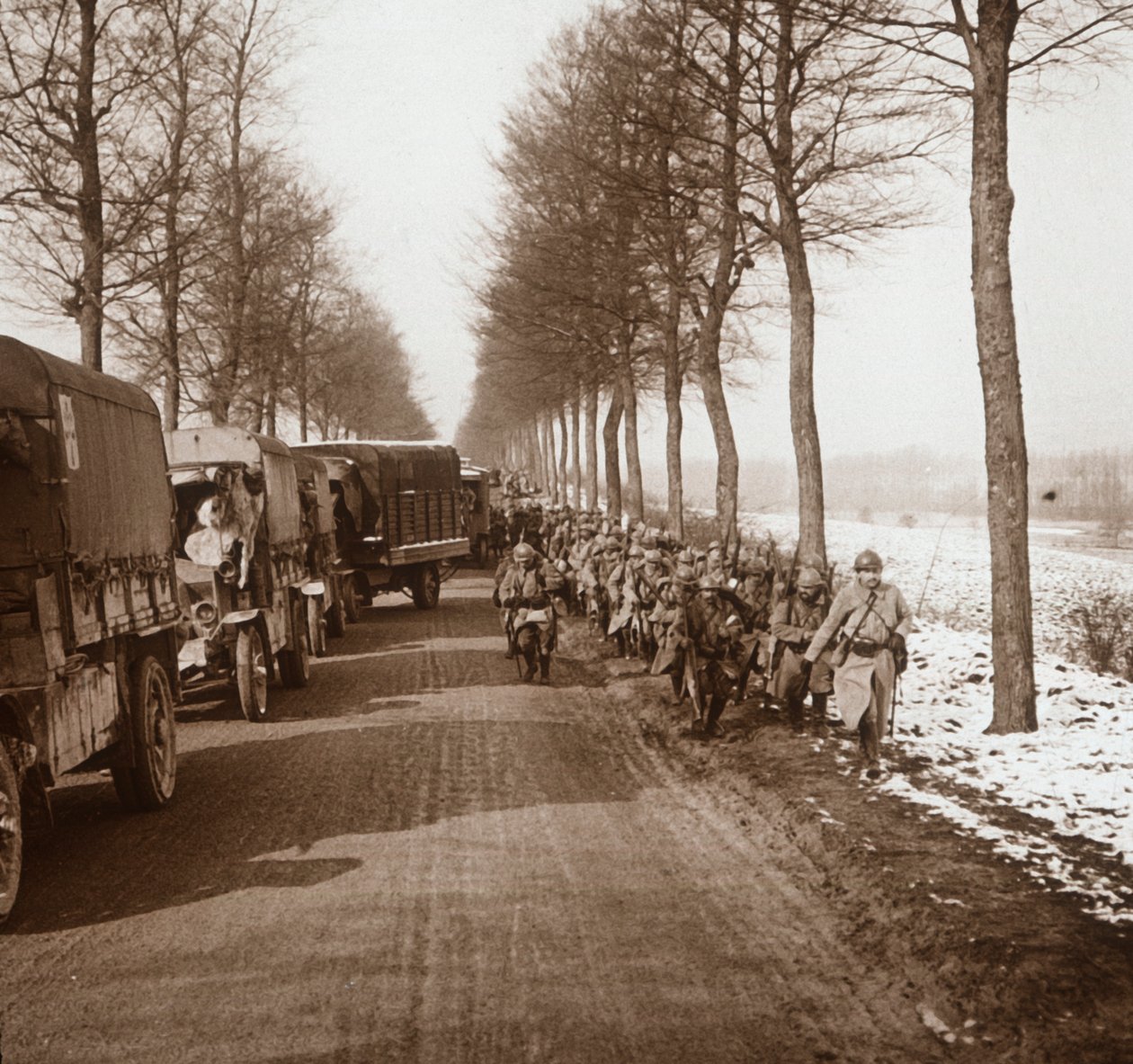 Colonne de camions et de troupes, Somme-Tourbe, nord de la France, vers 1914-1918 - Unbekannt