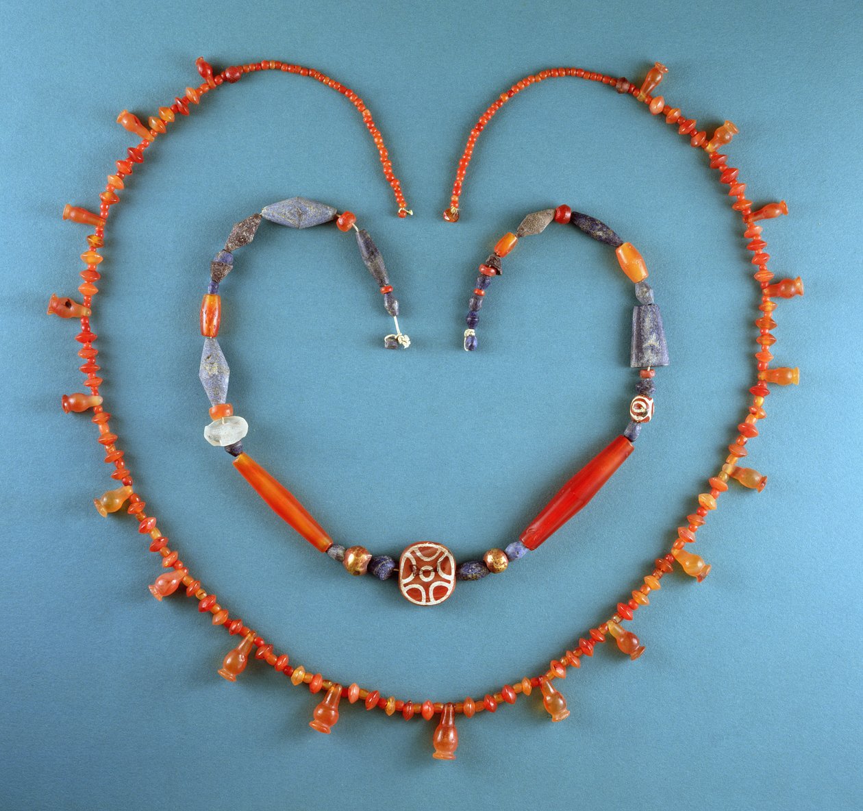 Collier de cornaline de Tell Farah (Sud), Israël, vers 1300 av. J.-C.; Collier de lapis-lazuli, cornaline et cornaline gravée de Kish, Irak, vers 2500 av. J.-C. (pierres précieuses) - Unbekannt