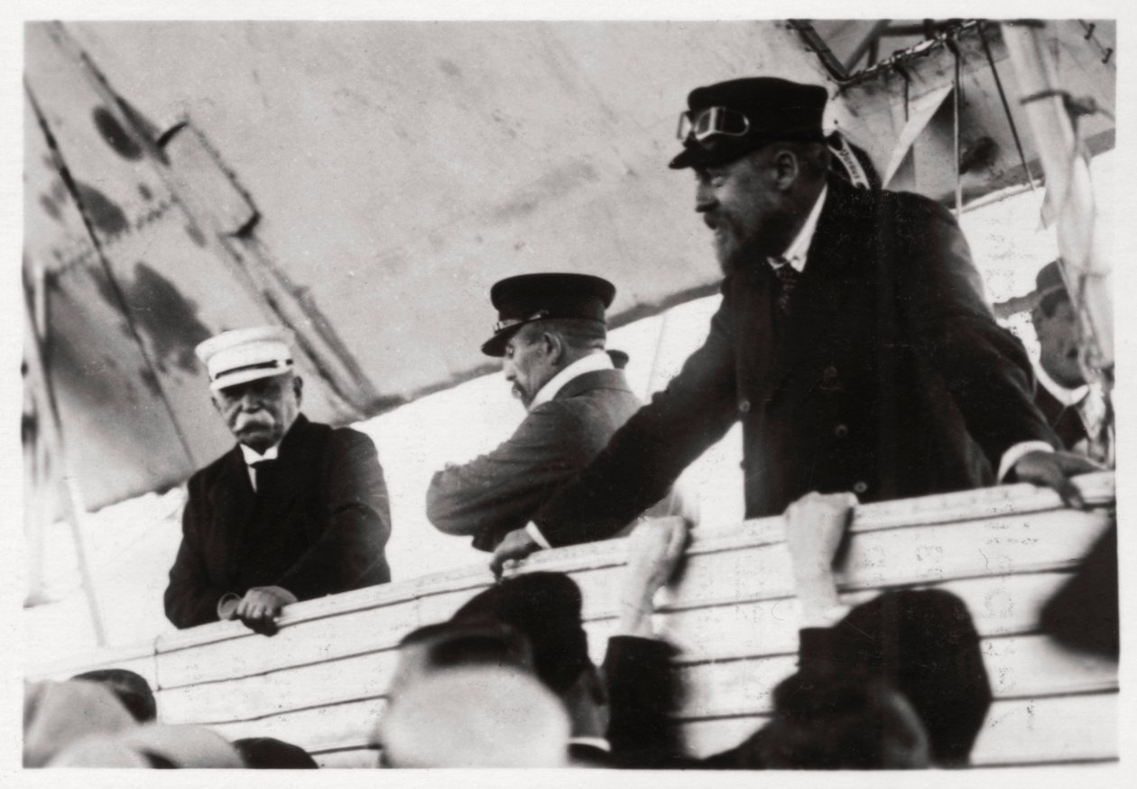 Le comte Zeppelin et le Dr Eckener dans une gondole Zeppelin, Schwaben, Allemagne, vers 1908-1917, 1933 - Unbekannt