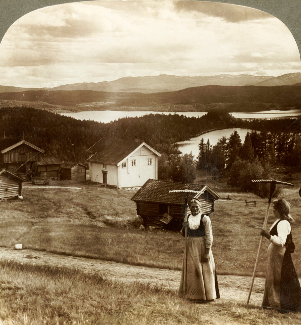 Filles de la campagne en période de fenaison - sur les lacs Bolkesjo et Folsjo jusqu