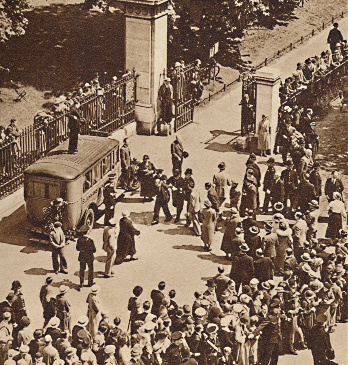 La foule regarde l