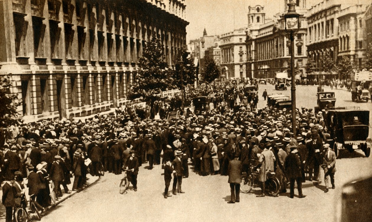 Foules attendant devant Downing Street à Londres des nouvelles de... la guerre, juillet 1914, 1933 - Unbekannt