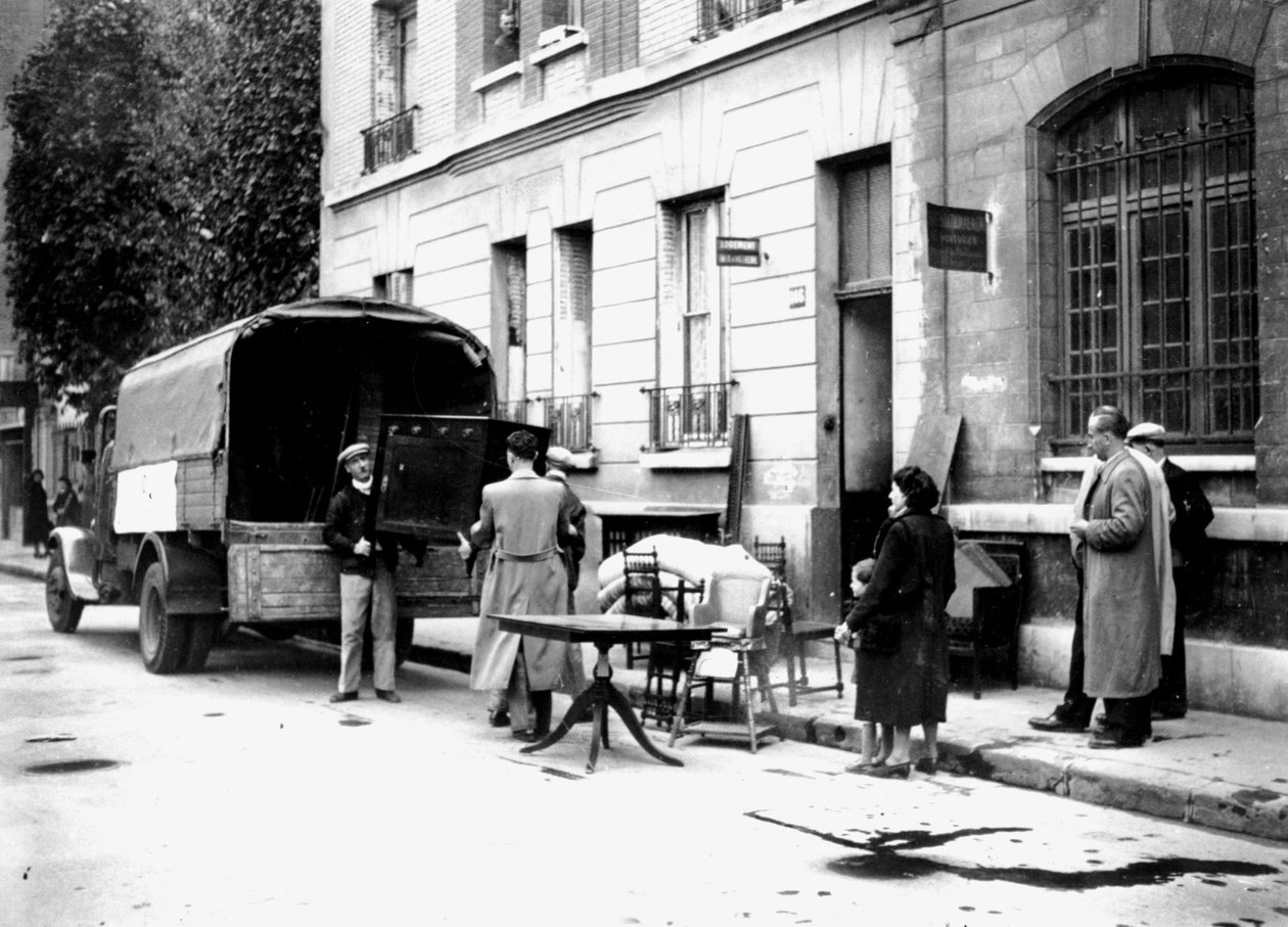 Livraison de meubles confisqués aux Juifs aux victimes des bombardements de la RAF, Paris, avril 1942 - Unbekannt