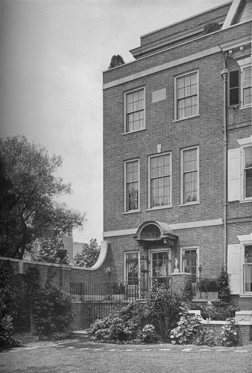 Façade est avec terrasse et portail de jardin, maison de Mme WK Vanderbilt, New York, 1924 - Unbekannt