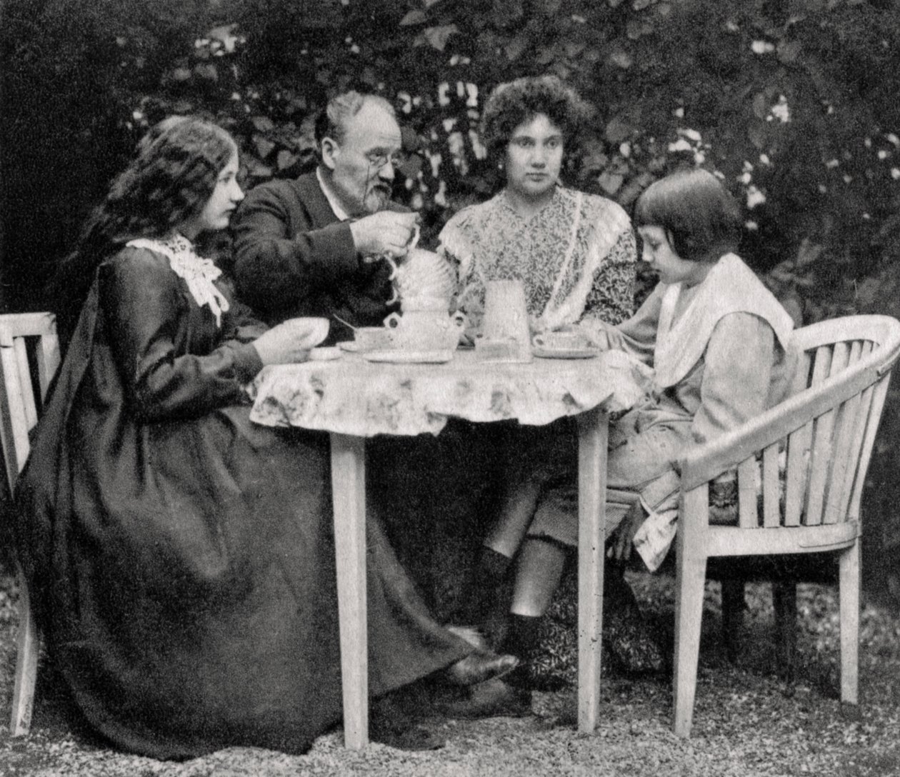 Émile Zola, romancier français, avec sa famille, 1899 - Unbekannt
