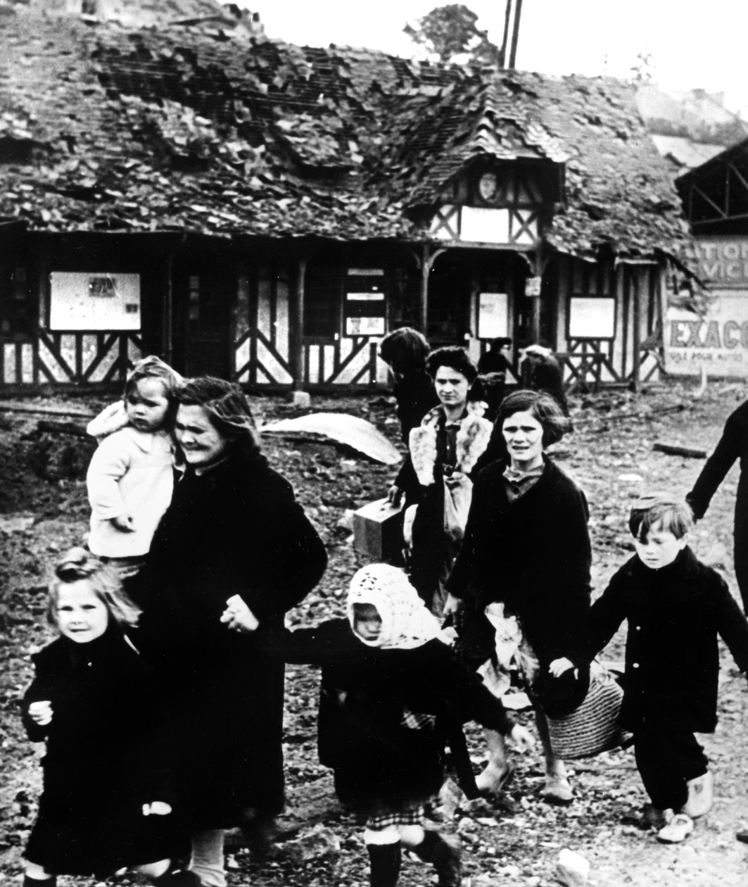 Familles quittant leur village bombardé pendant le débarquement de Normandie, France, 1944 - Unbekannt