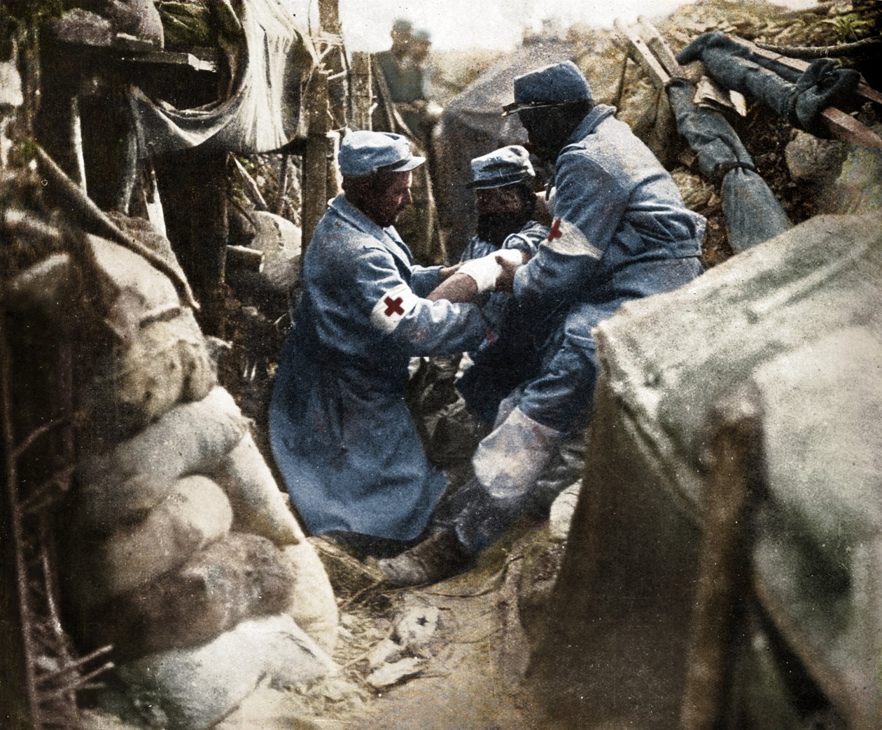 Premiers secours à un homme blessé dans une des tranchées françaises, 1915 - Unbekannt