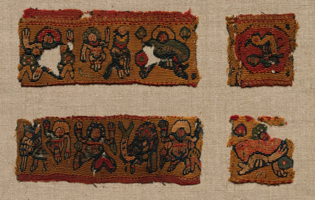 Quatre fragments de la bordure de gammadion d