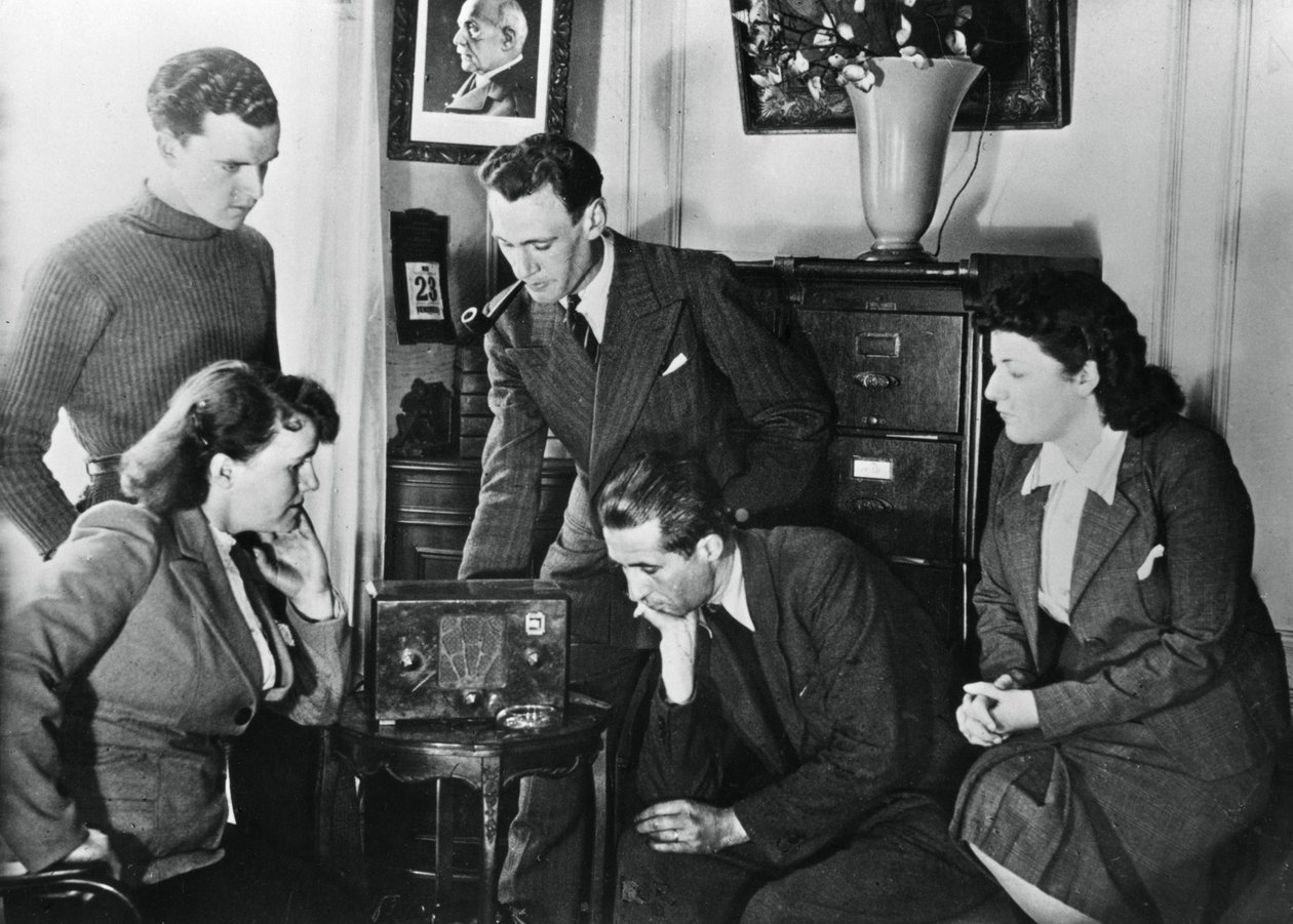 Citoyens français écoutant une émission du vice-premier ministre de Vichy, l