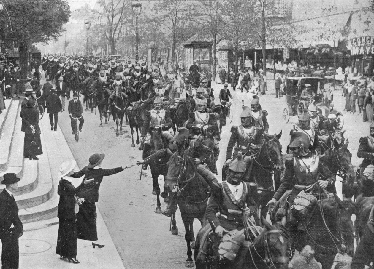 Cuirassiers français traversant les rues de Paris en route vers le front, 1914 - Unbekannt