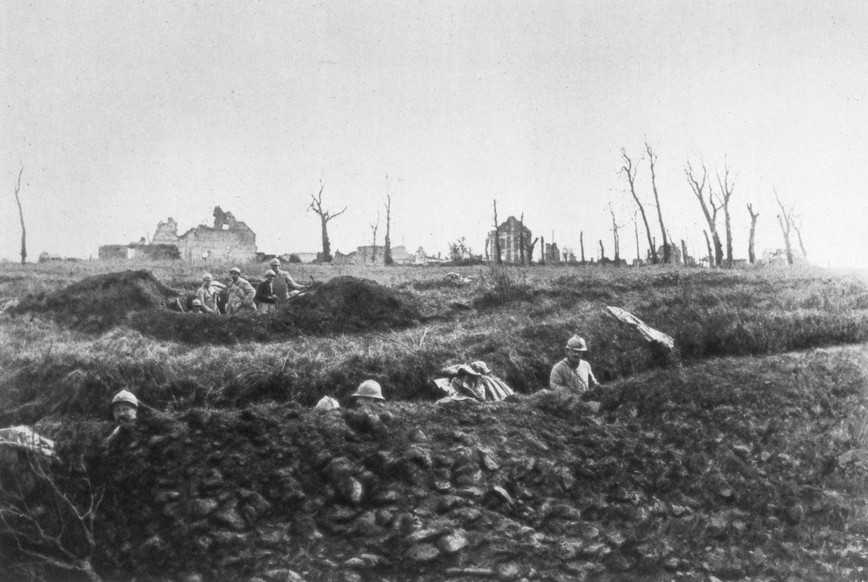 Infanterie française établissant des positions de repli devant une ferme en ruine, Picardie, France, 1918 - Unbekannt