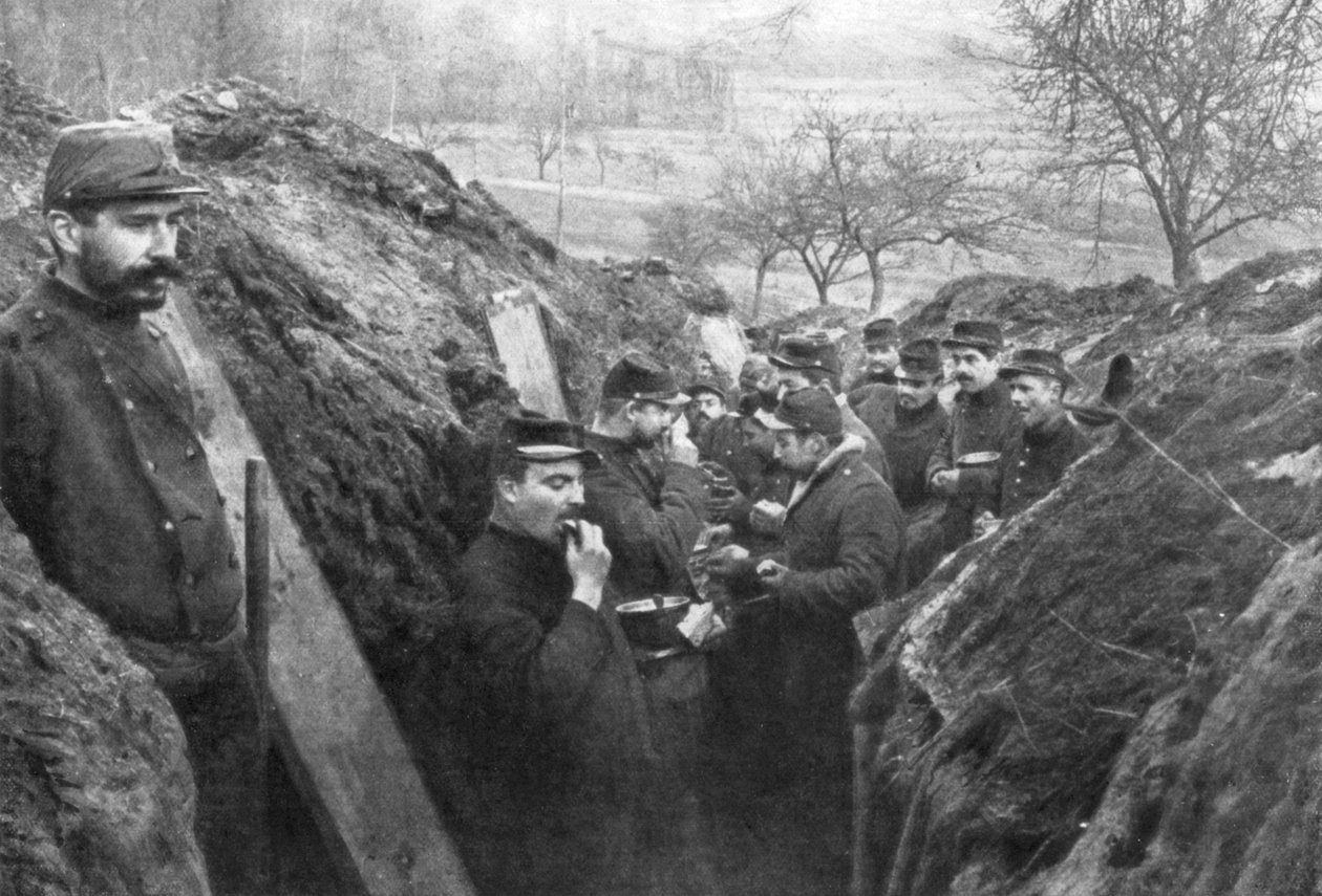 Soldats français dans les tranchées mangeant leurs rations, France - Unbekannt
