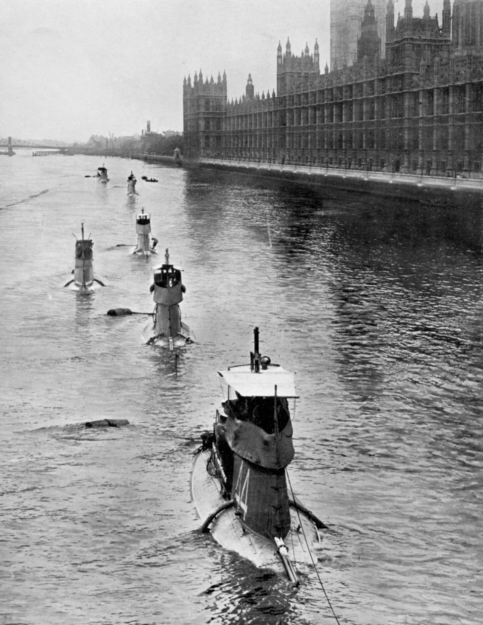 Sous-marin français Saphir Q44 et cinq autres se déplaçant de Gravesend à Londres, juillet 1909 - Unbekannt