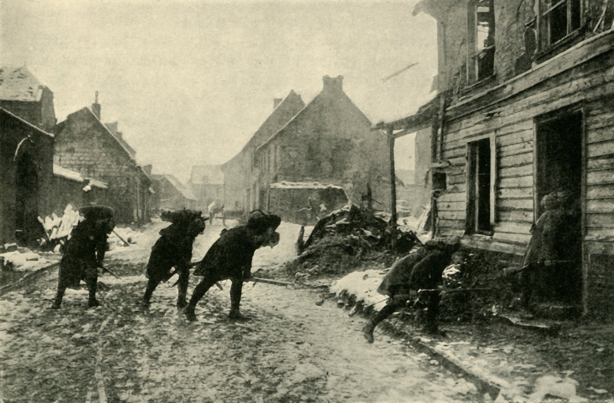 Troupes françaises traversant une rue de village sous le feu allemand, Première Guerre mondiale, 1914-1915 - Unbekannt