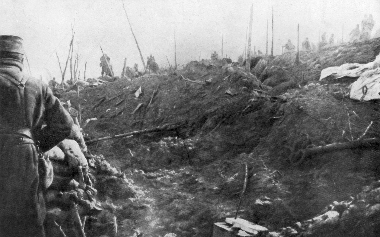 Les troupes françaises se préparent à une contre-attaque allemande, crête des Éparges, près de Verdun, France, août 1915 - Unbekannt