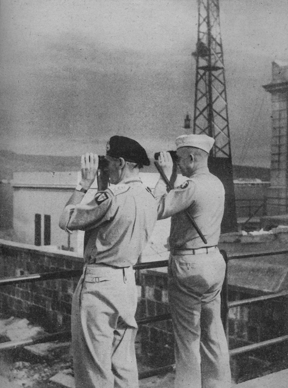 Les généraux Montgomery et Eisenhower regardent depuis un balcon à Messine le continent italien, 1943-44 - Unbekannt