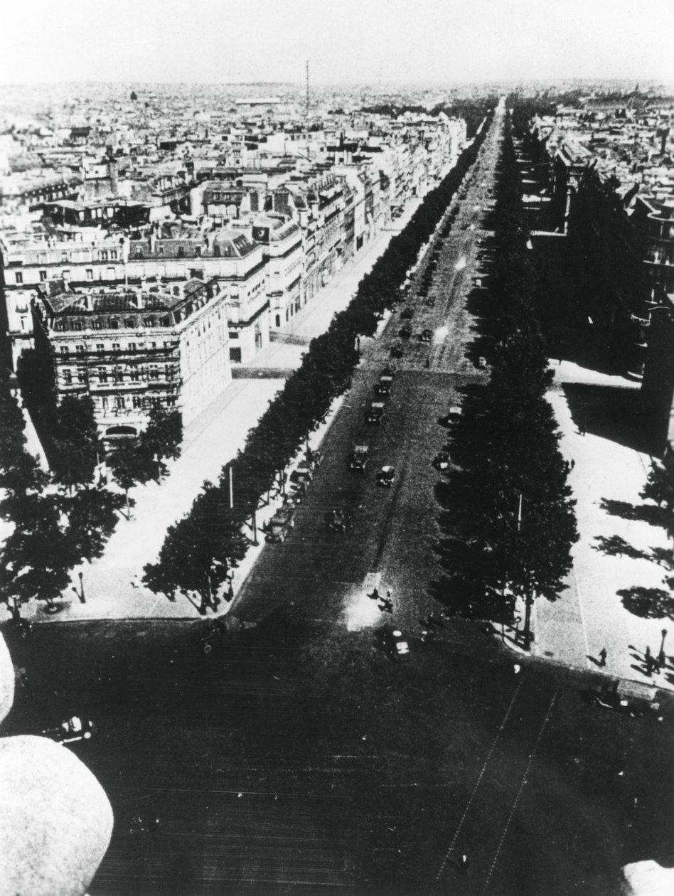 Forces allemandes défilant sur les Champs-Élysées, Paris, 14 juin 1940 - Unbekannt