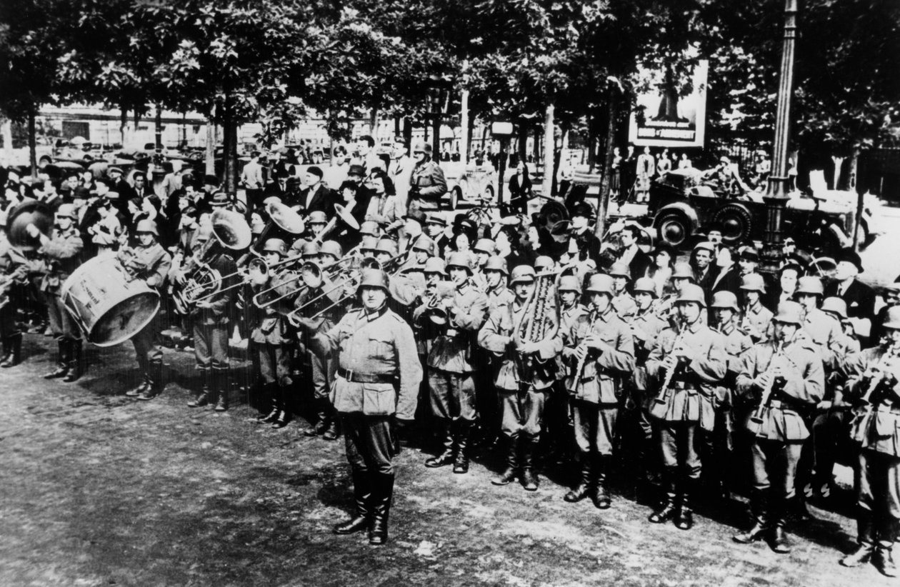 Fanfare militaire allemande au défilé sur la Place de l