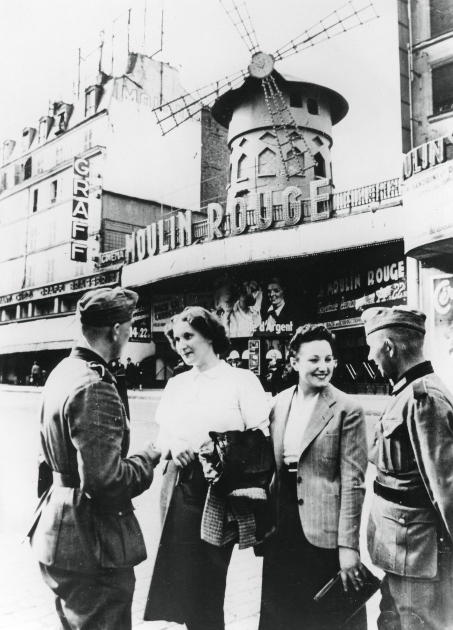 Soldats allemands parlant avec des femmes françaises devant le Moulin Rouge, Paris occupé, juin 1940 - Unbekannt