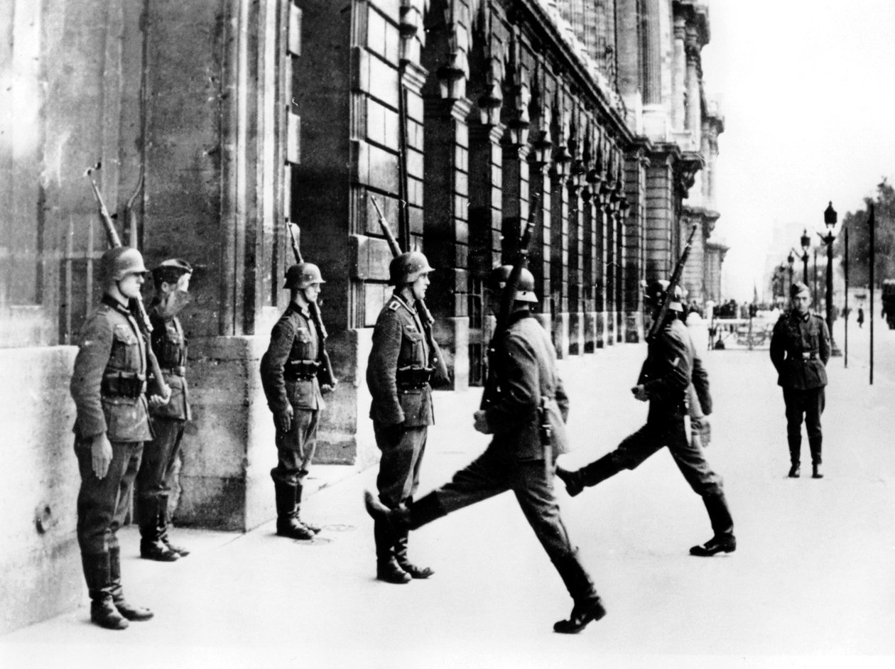 Soldats allemands en service de garde devant l