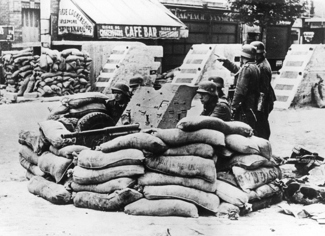 Soldats allemands avec une barricade française capturée, près de Paris, juin 1940 - Unbekannt