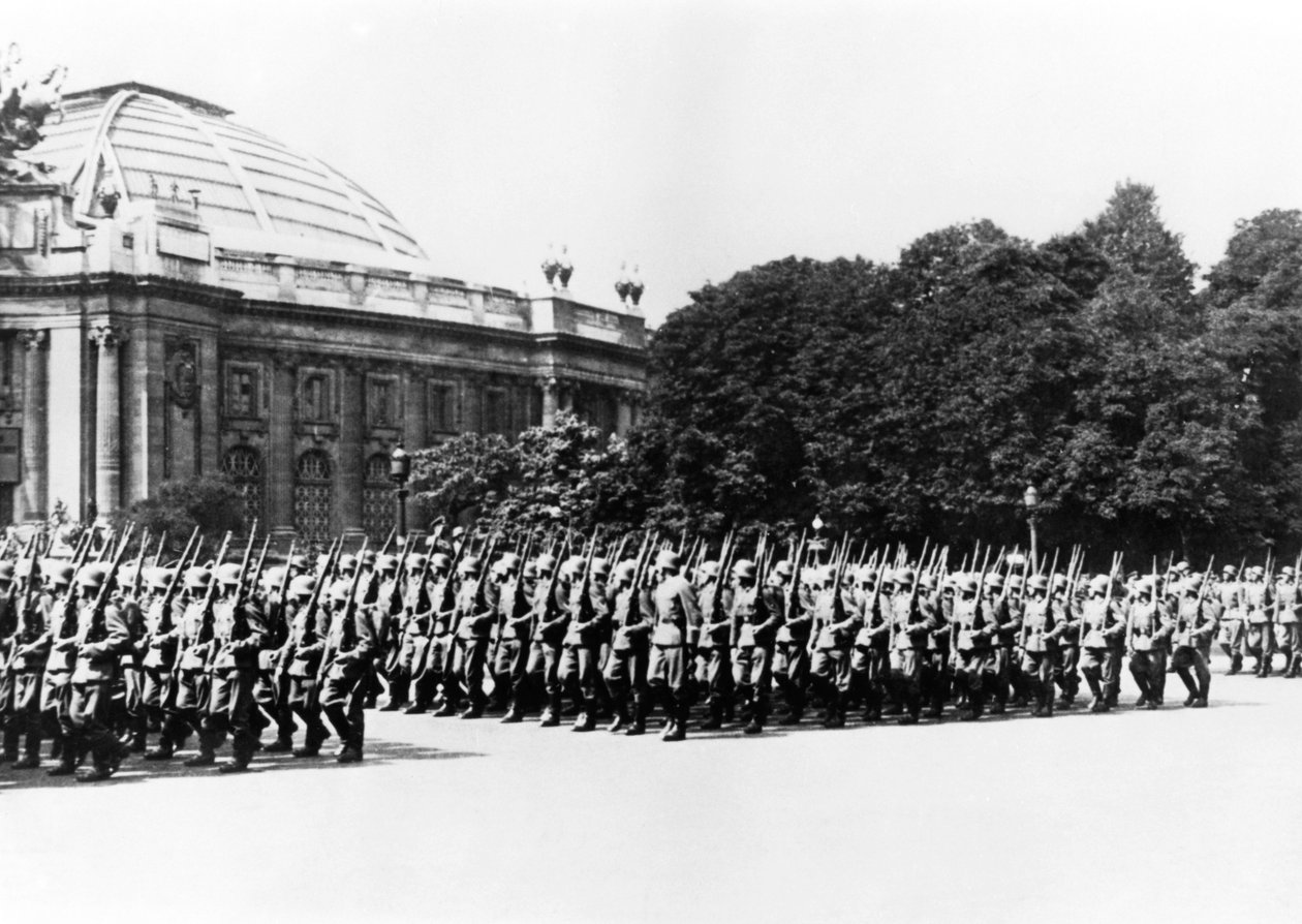 Troupes allemandes défilant devant le commandant allemand de Paris, 8 juillet 1941 - Unbekannt