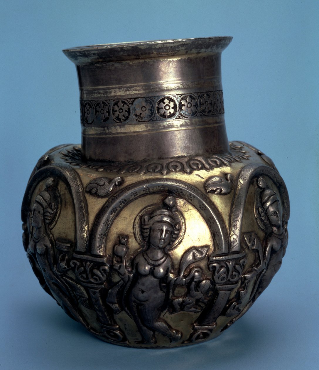 Cruche en argent doré avec des danseuses, Sassanide, 5ème ou 6ème siècle - Unbekannt