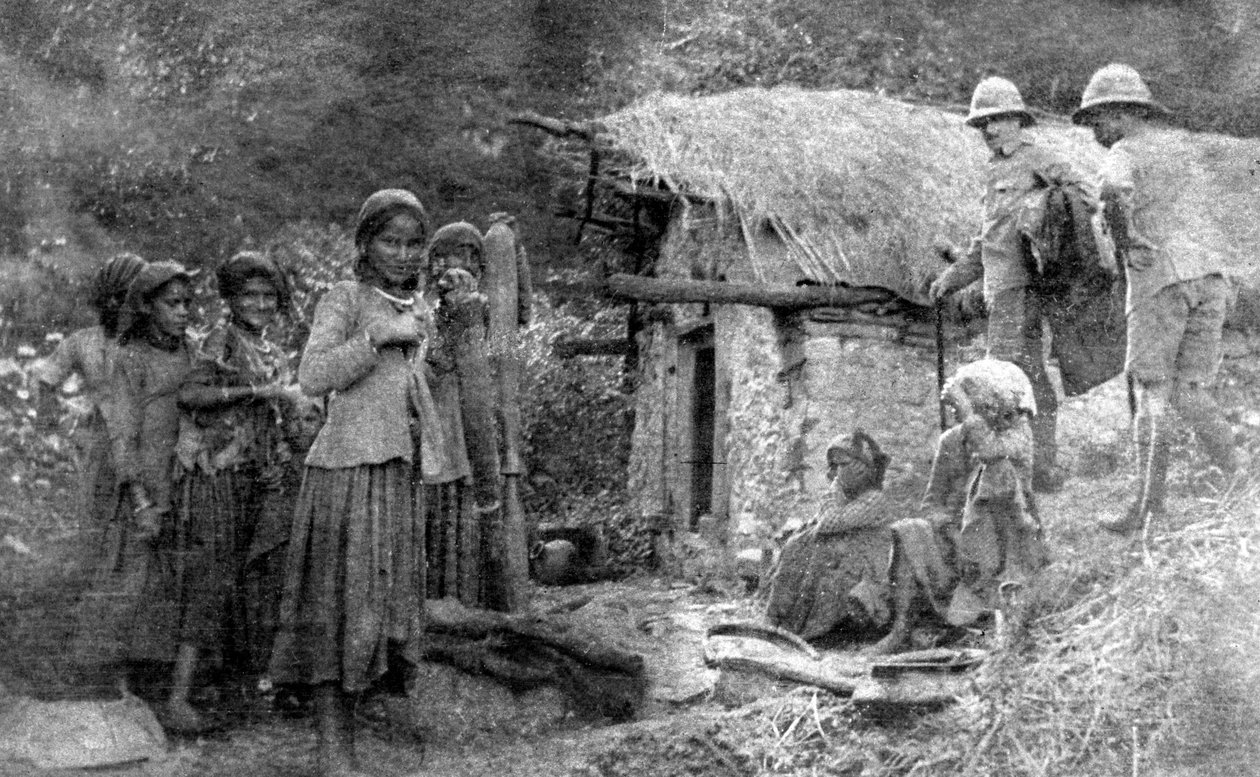 Filles et soldats britanniques, collines de Chakrata, Inde, 1917 - Unbekannt