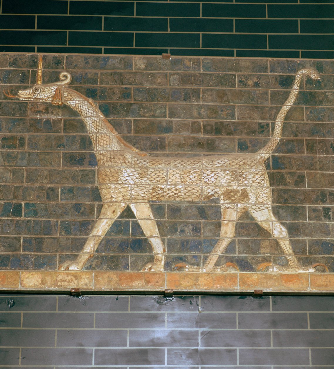 Relief en briques émaillées d