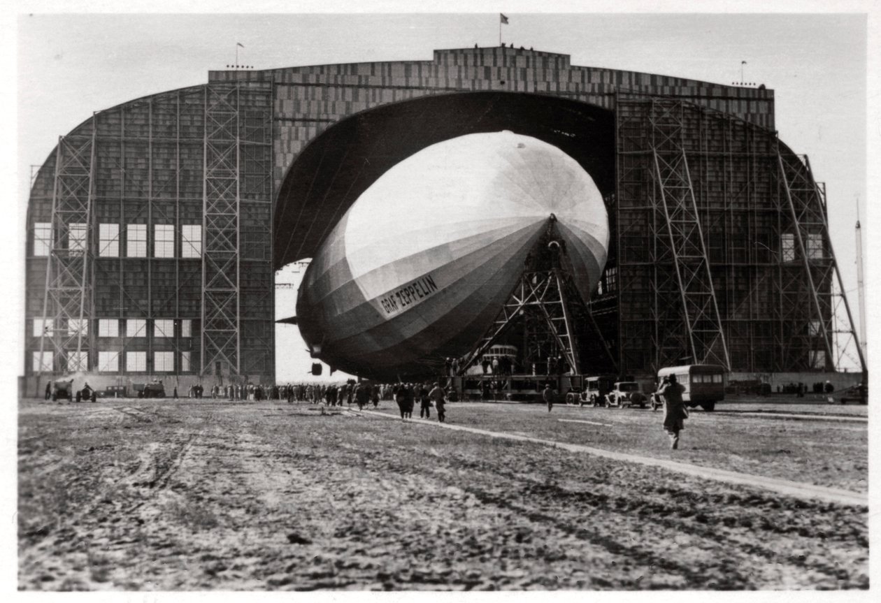 Graf Zeppelin attaché au mât d