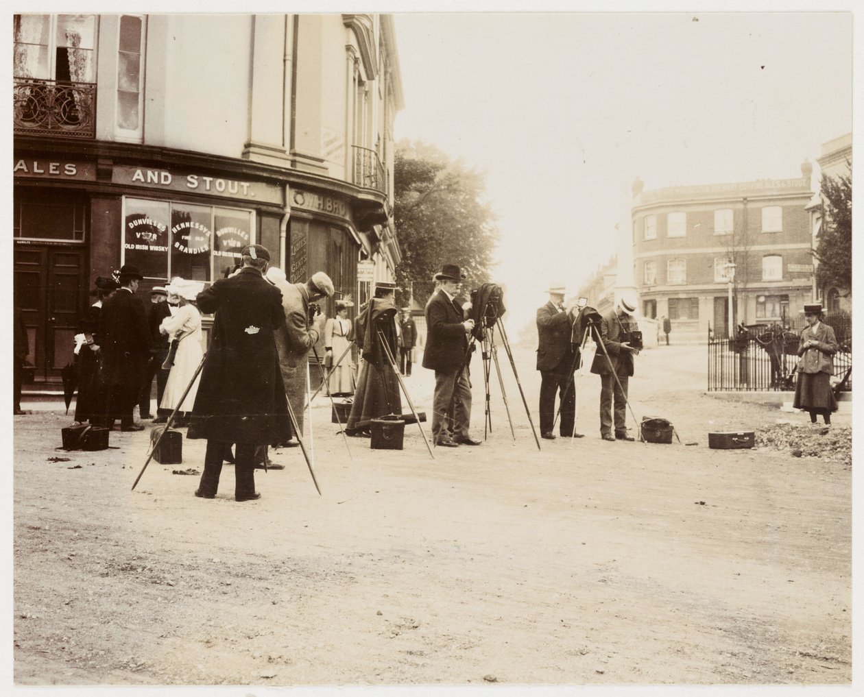 Groupe de photographes prenant des photos dans la rue - Unbekannt