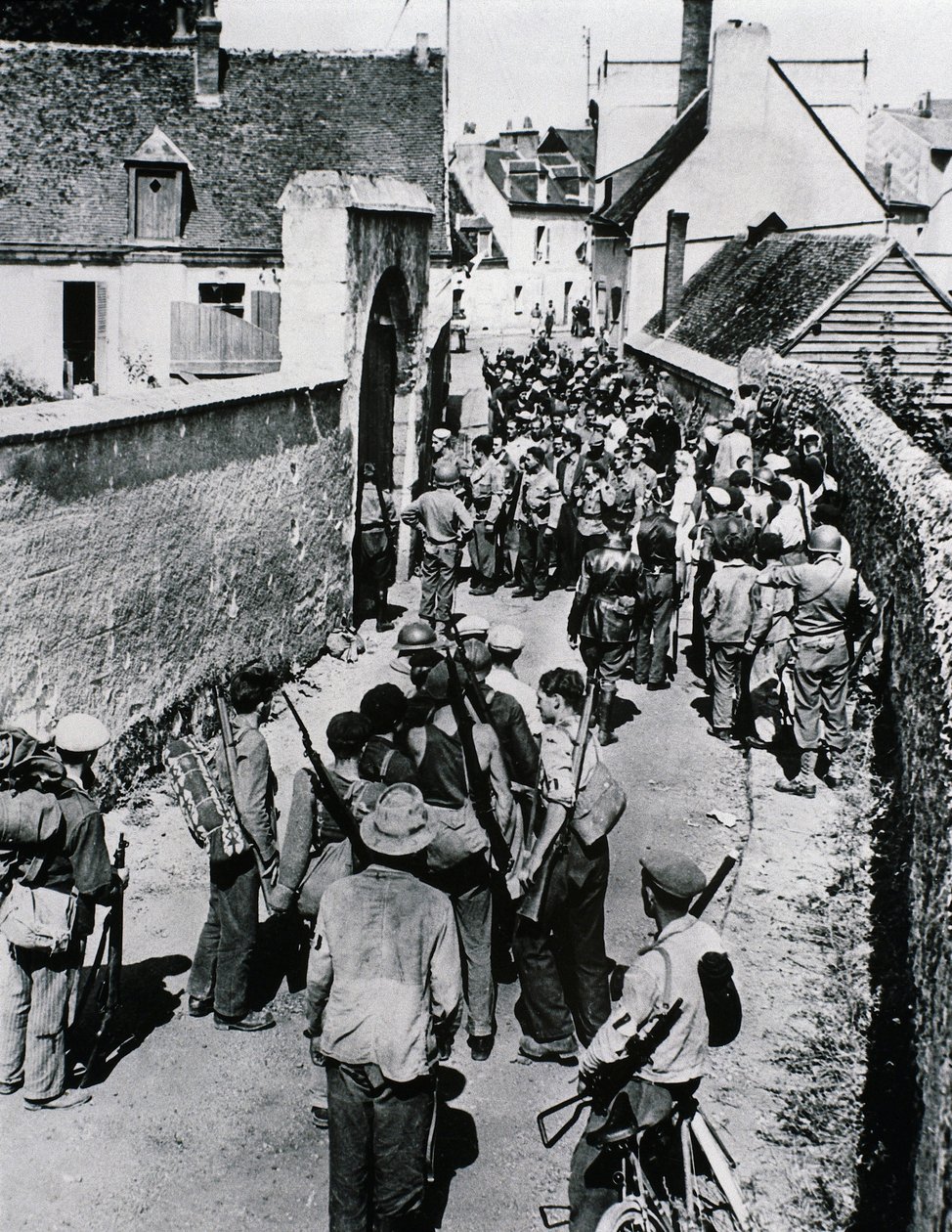 Groupes de résistants français attendant la distribution d