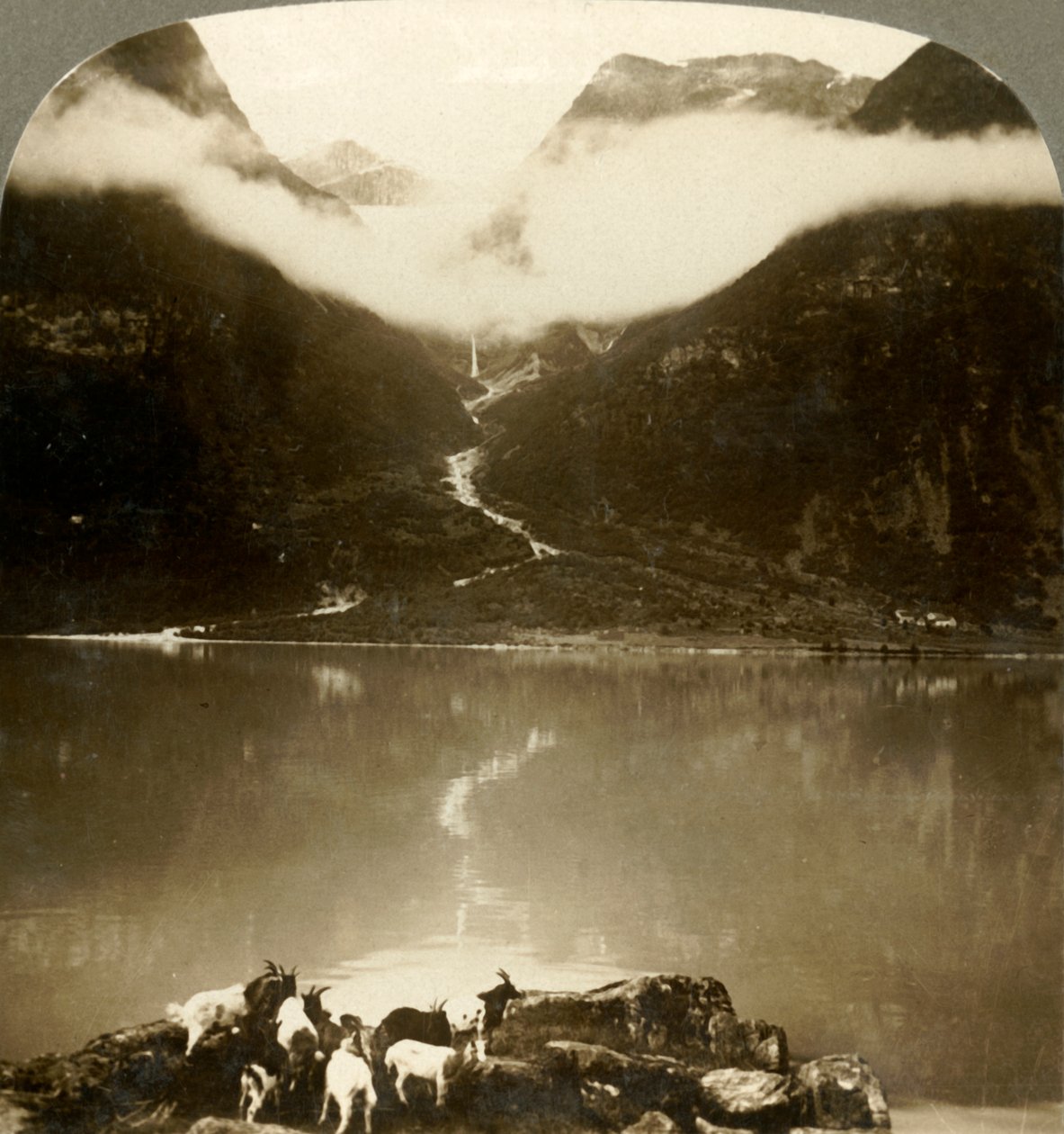 Glacier Grytereids scintillant au-dessus des nuages dérivants, au-dessus du lac Olden paisible, Norvège, vers 1905 - Unbekannt