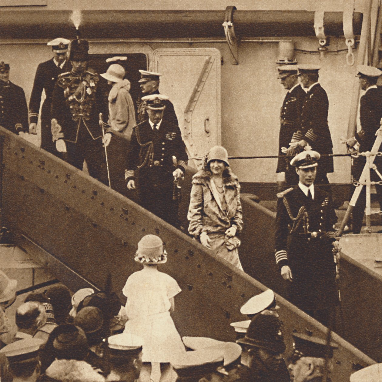 De retour à la maison - Le Duc et la Duchesse débarquant à Portsmouth le 27 juin 1927, 1937 - Unbekannt
