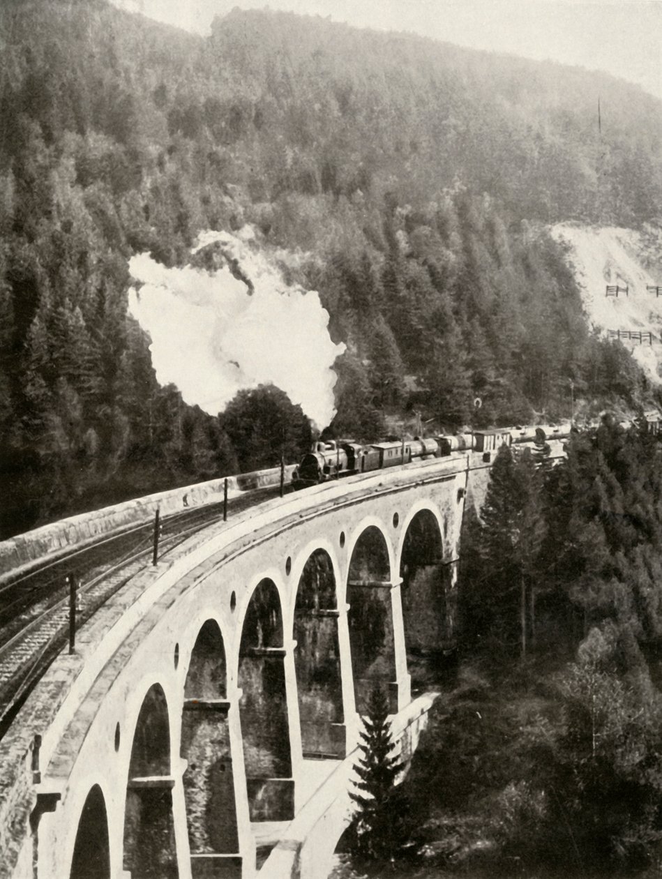 Dans la vallée de Semmering, Autriche. Un train de marchandises traversant le viaduc courbé de Gamperl, 1935-36 - Unbekannt