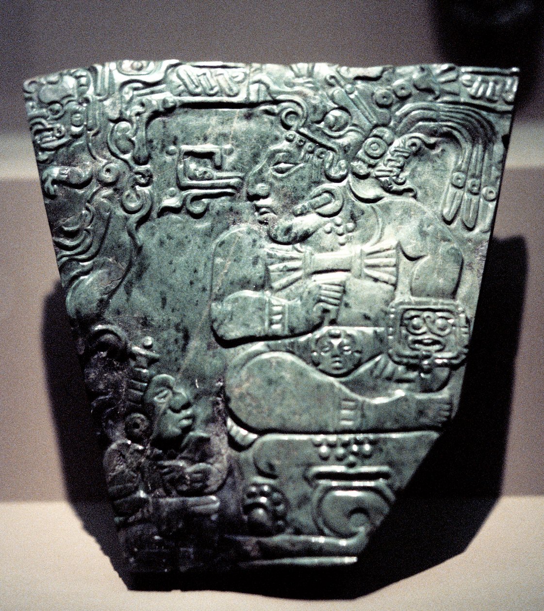 Plaque de jade montrant un roi maya assis, 400-800 - Unbekannt