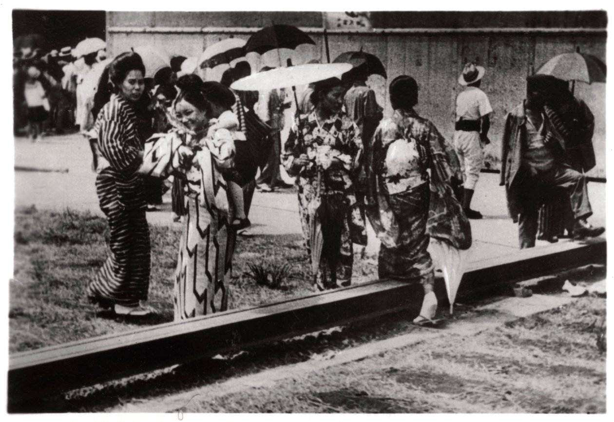 Femmes japonaises près du hangar Zeppelin, Kasumigaura, Japon, 1929-1933 - Unbekannt