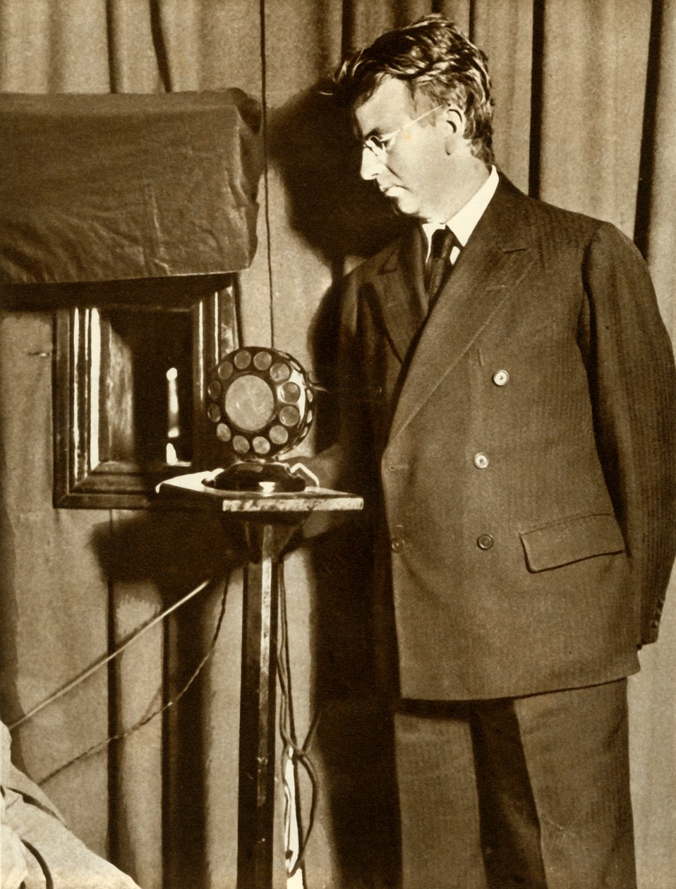 John Logie Baird regardant la première pièce télévisée, 14 juillet 1930, 1935 - Unbekannt