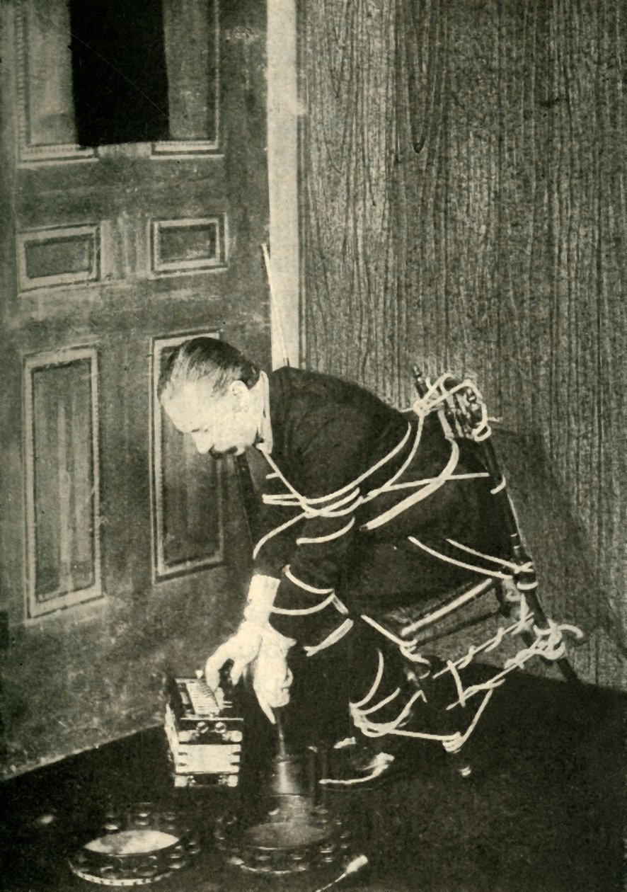 John Nevil Maskelyne réalise une illusion de cabinet spirituel, c1910 - Unbekannt