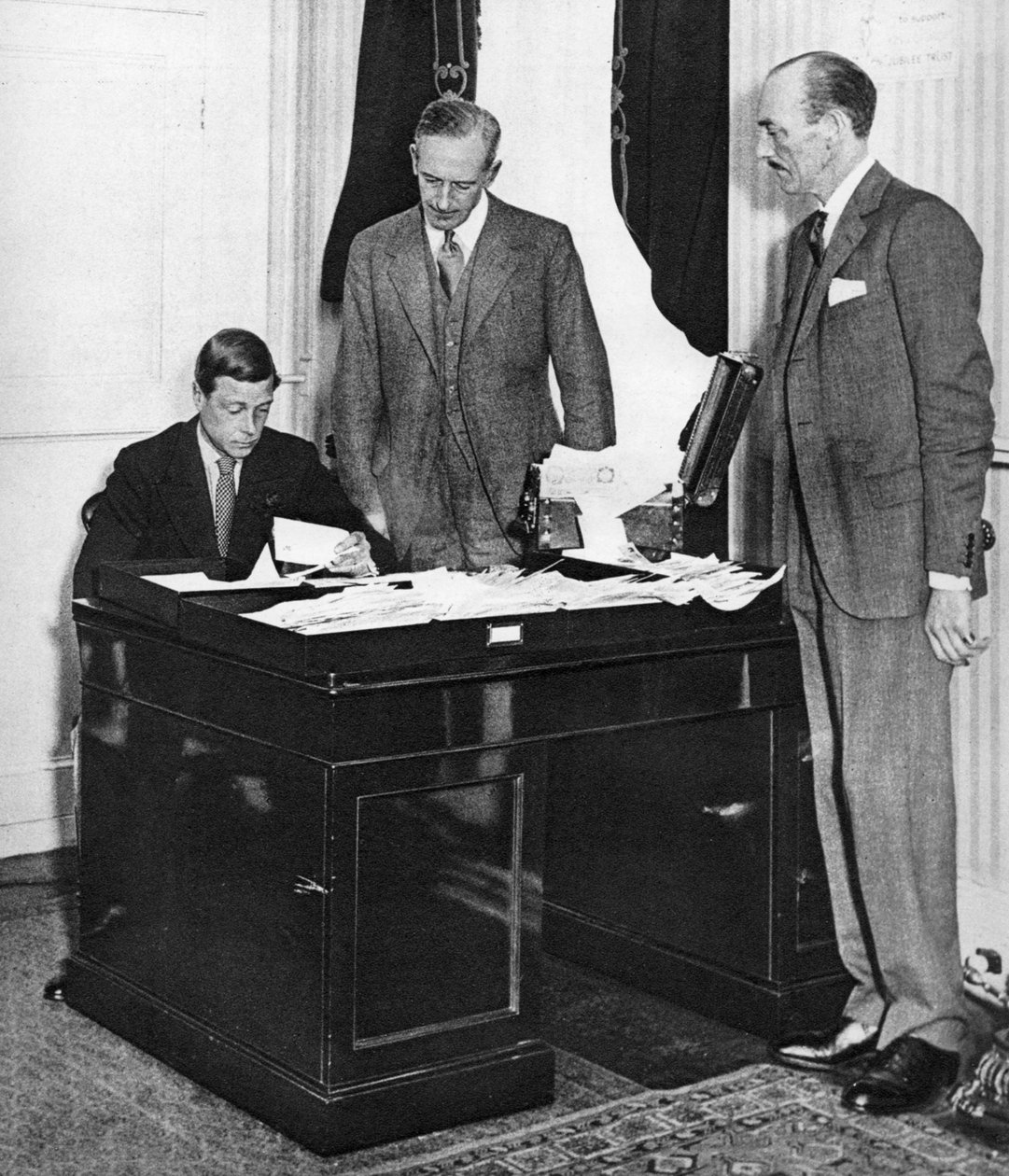 Le roi Édouard VIII au travail avec son personnel au palais de St James, Londres, 1936 - Unbekannt