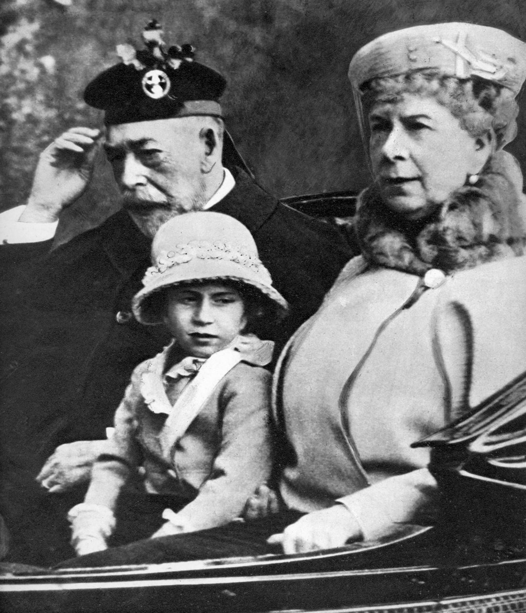 Le roi George V et la reine Mary avec la princesse Margaret allant à l