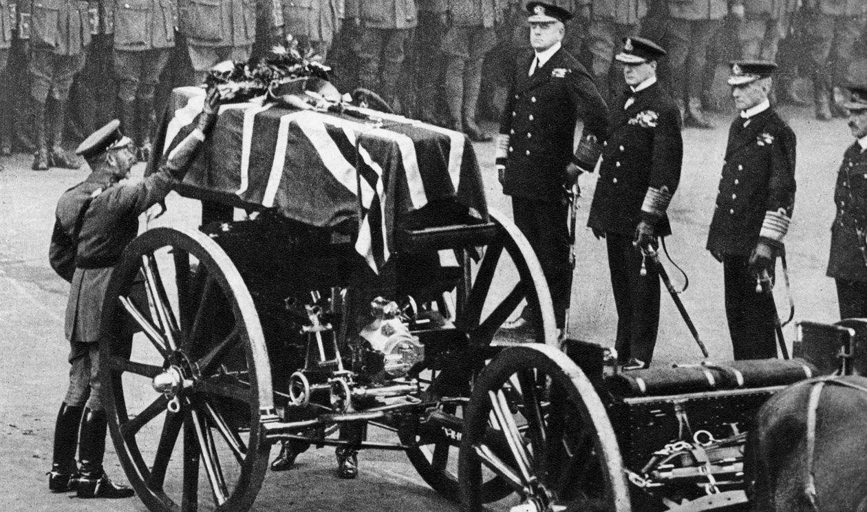 Le roi George V dépose une couronne sur le cercueil d