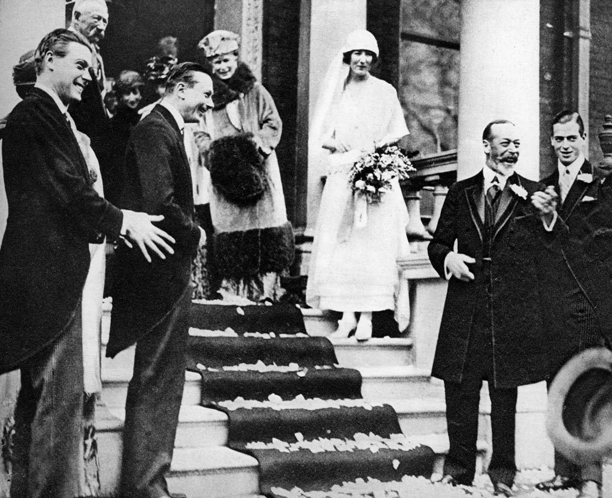 Le roi George V souhaite bonne chance à la princesse Maud alors qu