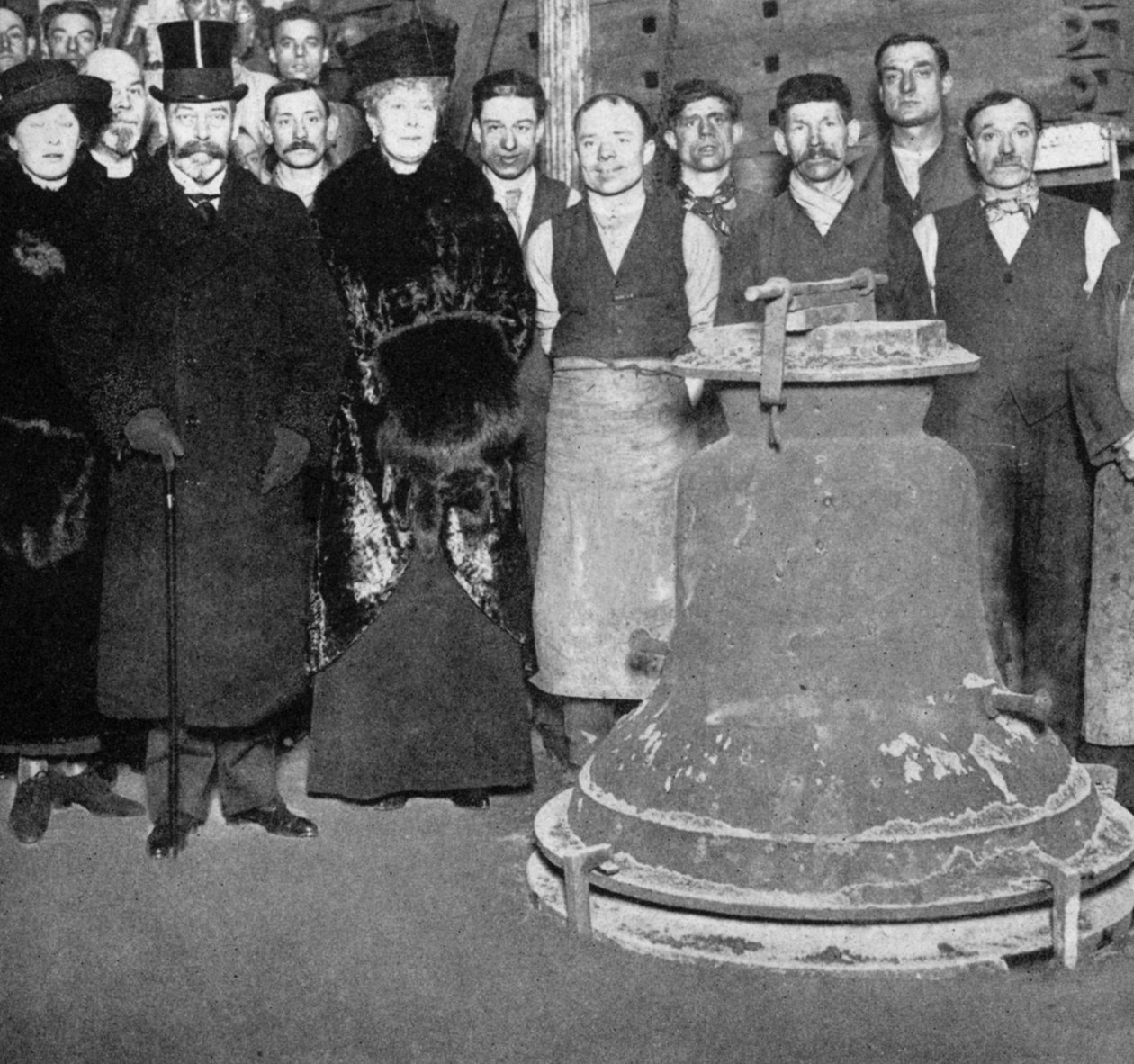 Le roi George avec la cloche de la Victoire pour l