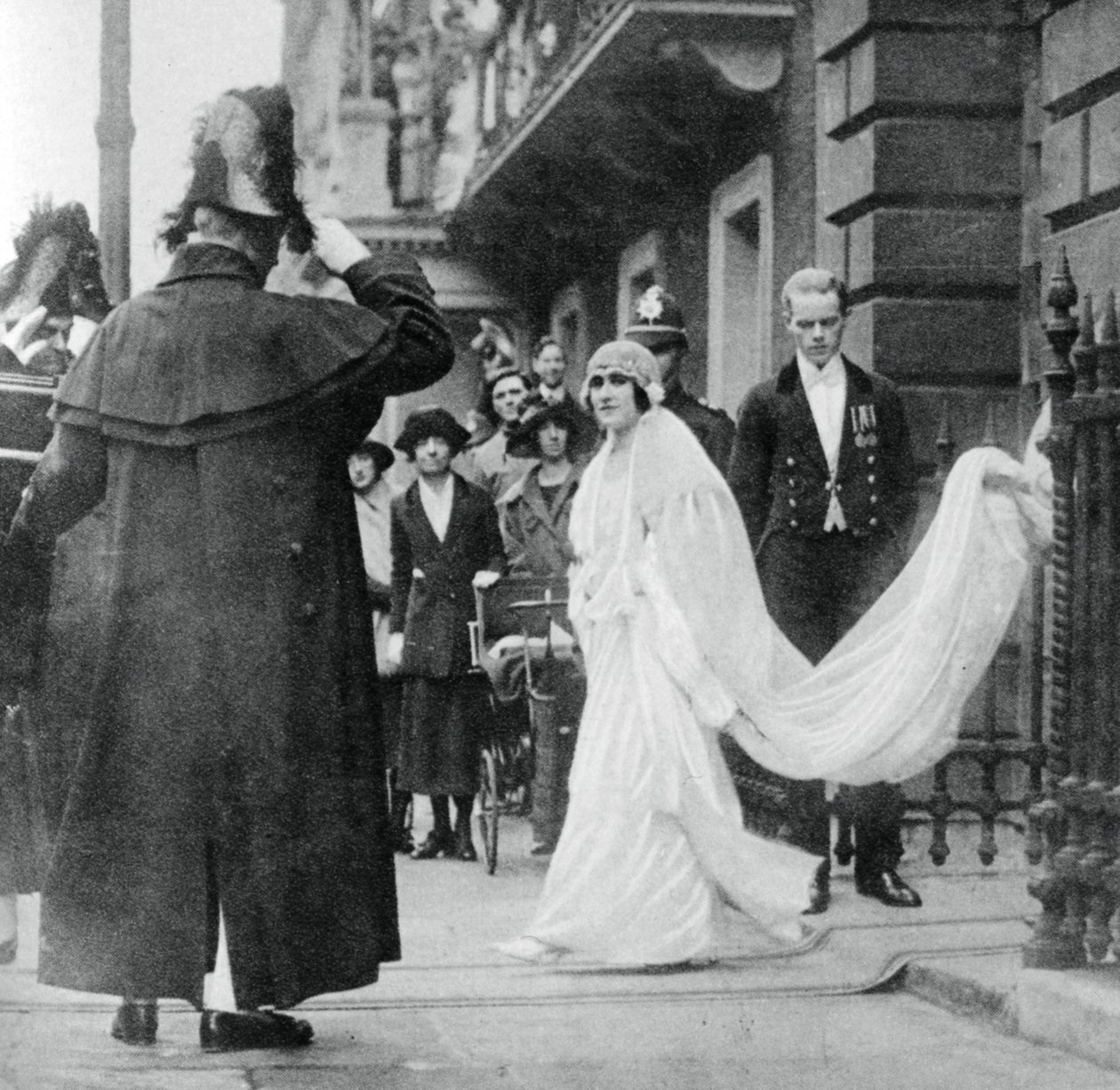 Lady Elizabeth Bowes-Lyon en route pour se marier à l