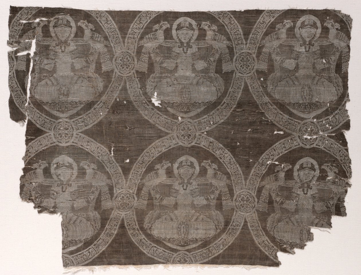 Fragment de lampas avec prince assis tenant des faucons dans des médaillons coufiques - Unbekannt