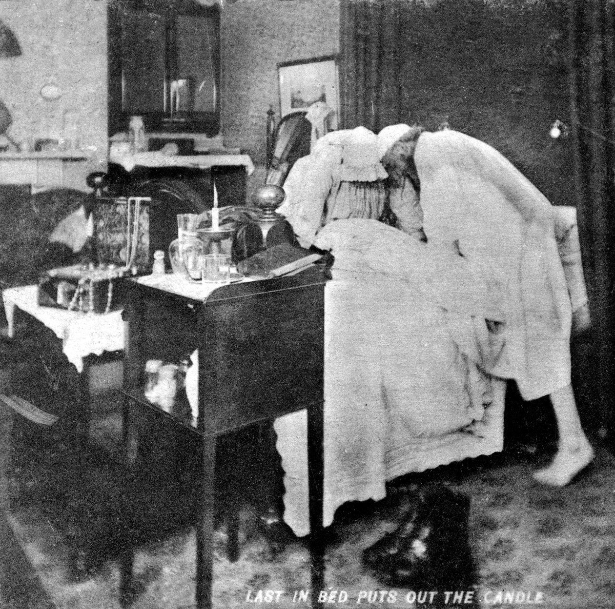 Le dernier au lit éteint la bougie, fin du 19e siècle - Unbekannt