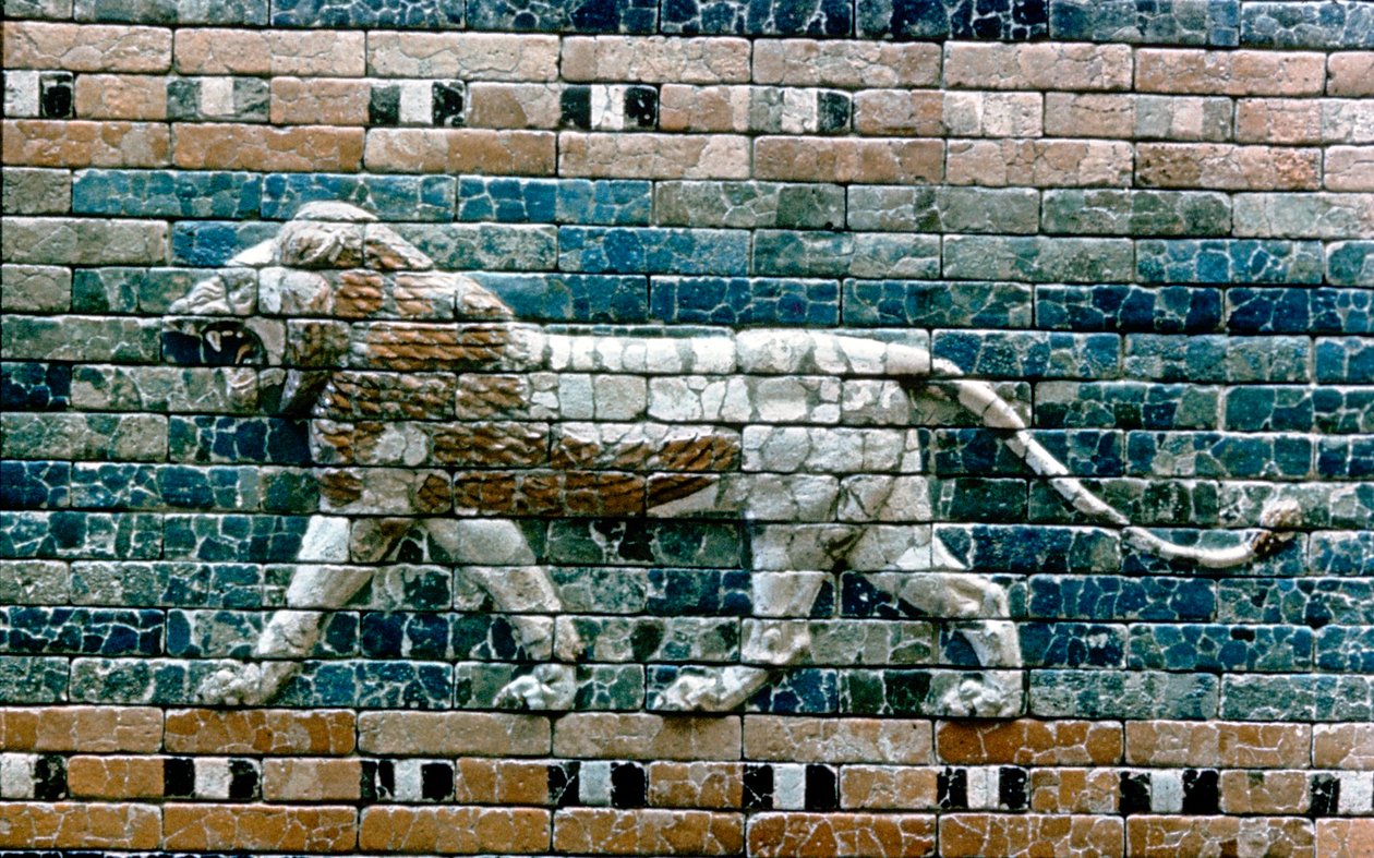 Lion passant du mur de la voie sacrée vers la porte d